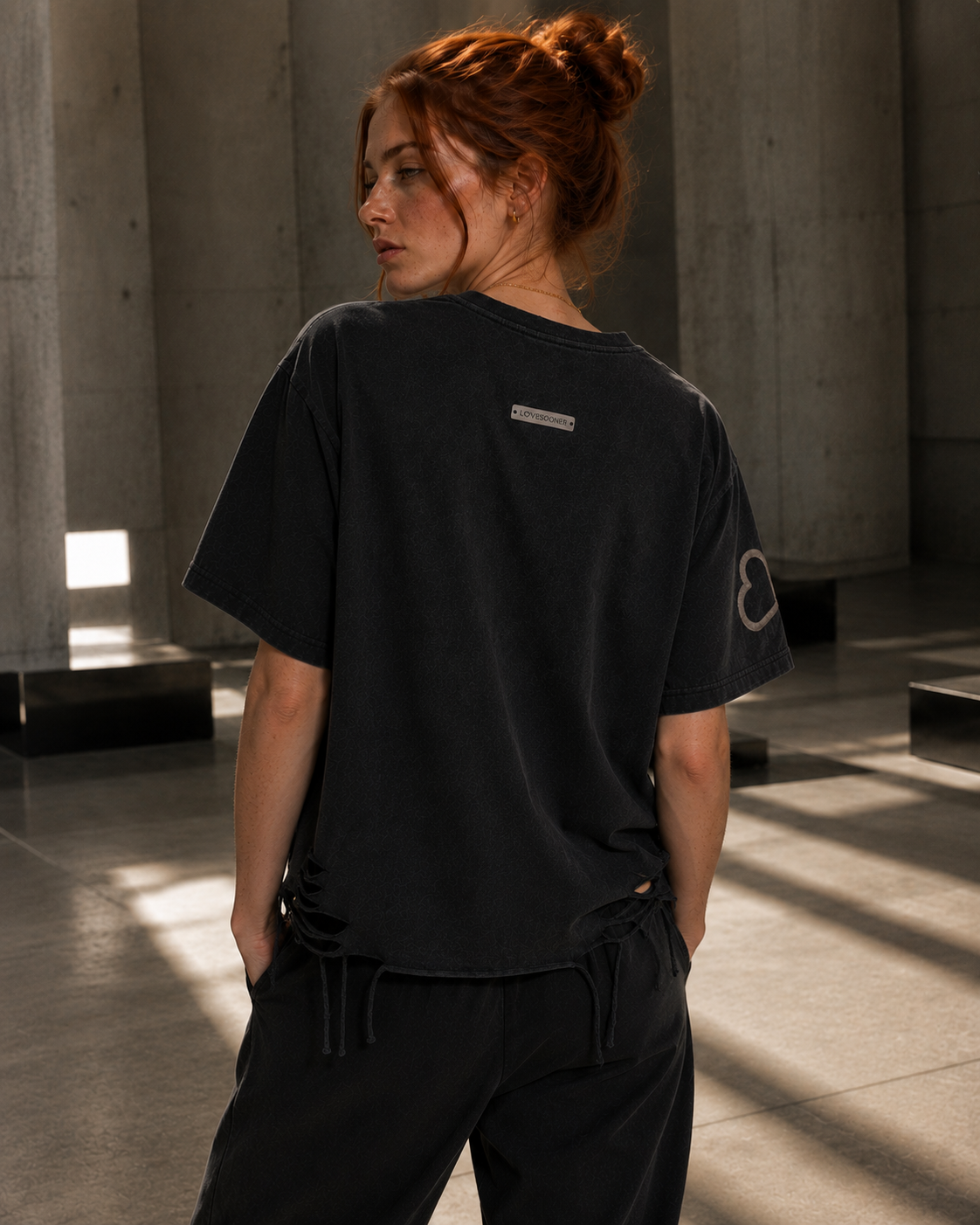 SNOW WASH RAW-HEM TEE worn by her back