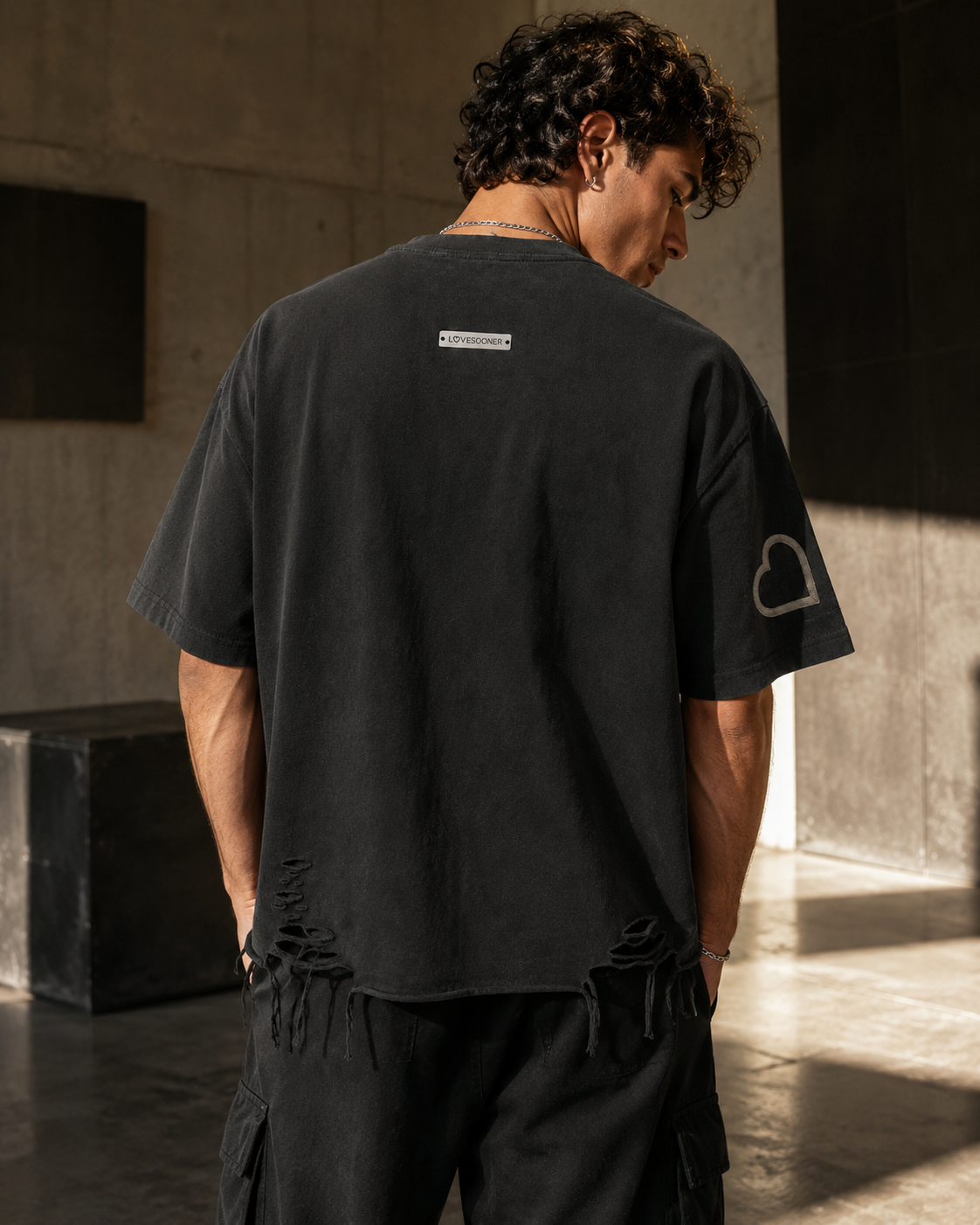 SNOW WASH RAW-HEM TEE worn by him back